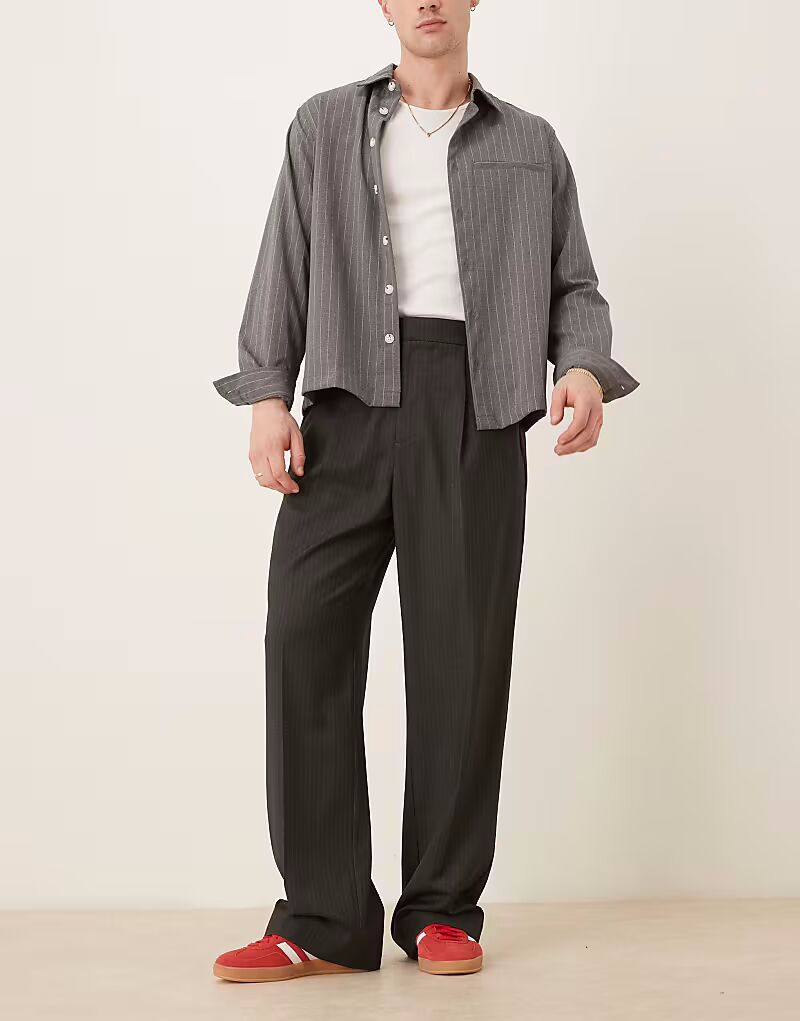 Широкие брюки ASOS DESIGN со складками спереди в тонкую полоску темно-серого цвета и эластичной талией
Широкие брюки ASOS DESIGN со складками спереди в тонкую полоску темно-серого цвета и эластичной талией