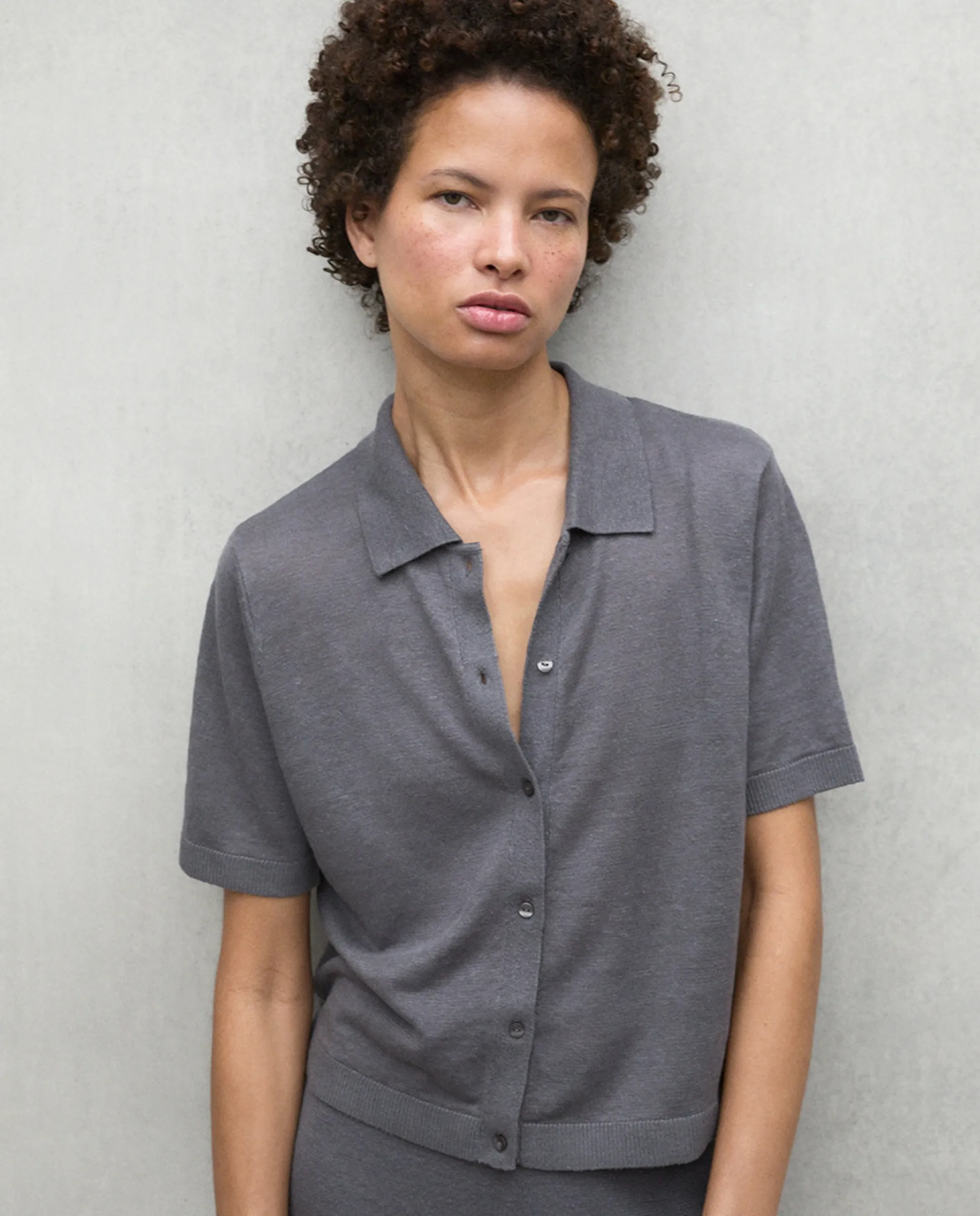 Женский трикотажный поло с воротником-поло расслабленного кроя Ecoalf, темно-серый
Женский трикотажный поло с воротником-поло расслабленного кроя Ecoalf, темно-серый