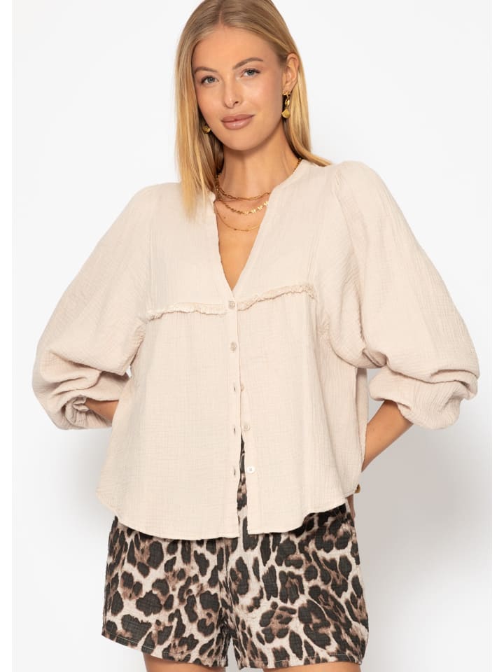 SASSYCLASSY Муслиновая блузка с V-образным вырезом и бахромой бежевого цвета
SASSYCLASSY Муслиновая блузка с V-образным вырезом и бахромой бежевого цвета