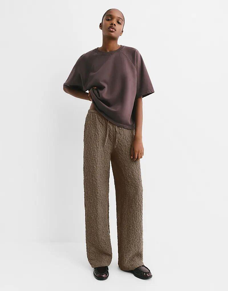 Широкие спортивные брюки Pull&Bear с эффектом мятины цвета охры
Широкие спортивные брюки Pull&Bear с эффектом мятины цвета охры