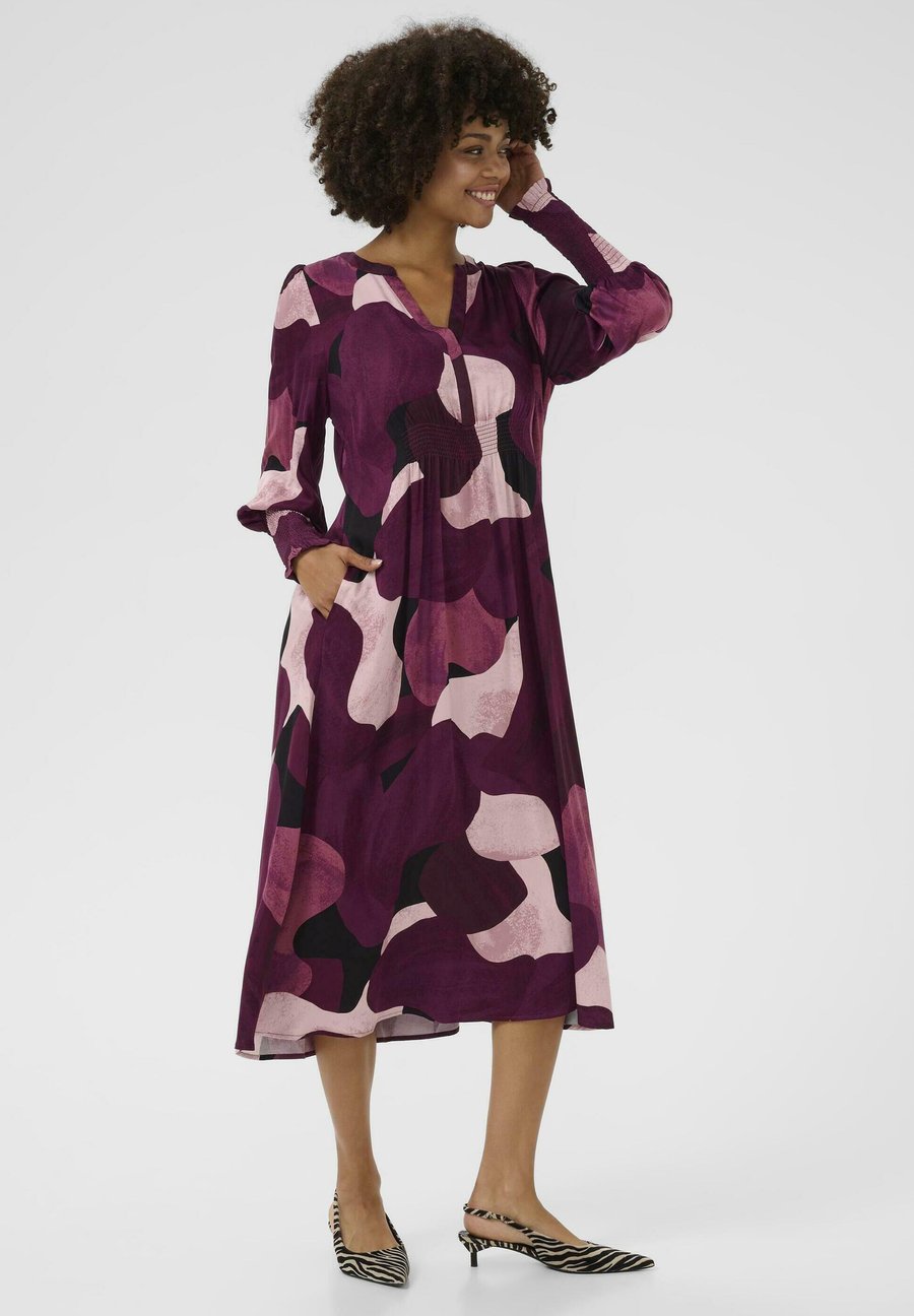 Платье Culture DANA , Winetasting Art/Bordeaux
Платье Culture DANA , Winetasting Art/Bordeaux