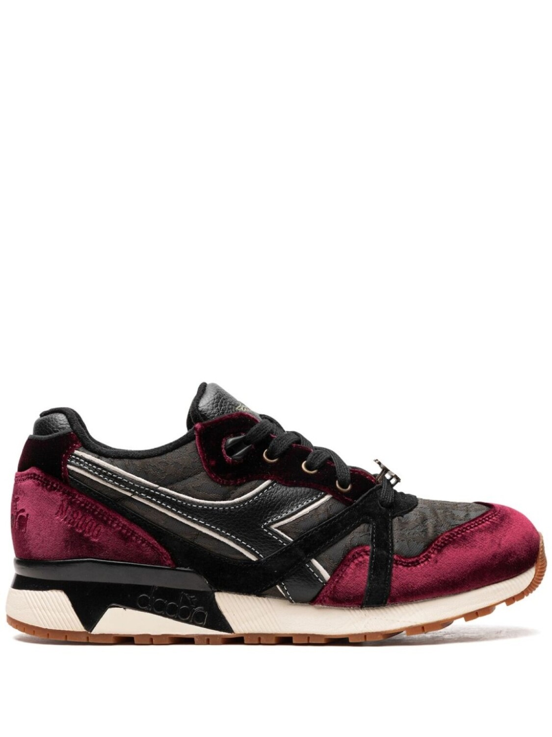 Кроссовки N9000 In Vino Veritas из коллаборации с 24 Kilates и Sabotage Diadora, черный
Кроссовки N9000 In Vino Veritas из коллаборации с 24 Kilates и Sabotage Diadora, черный
