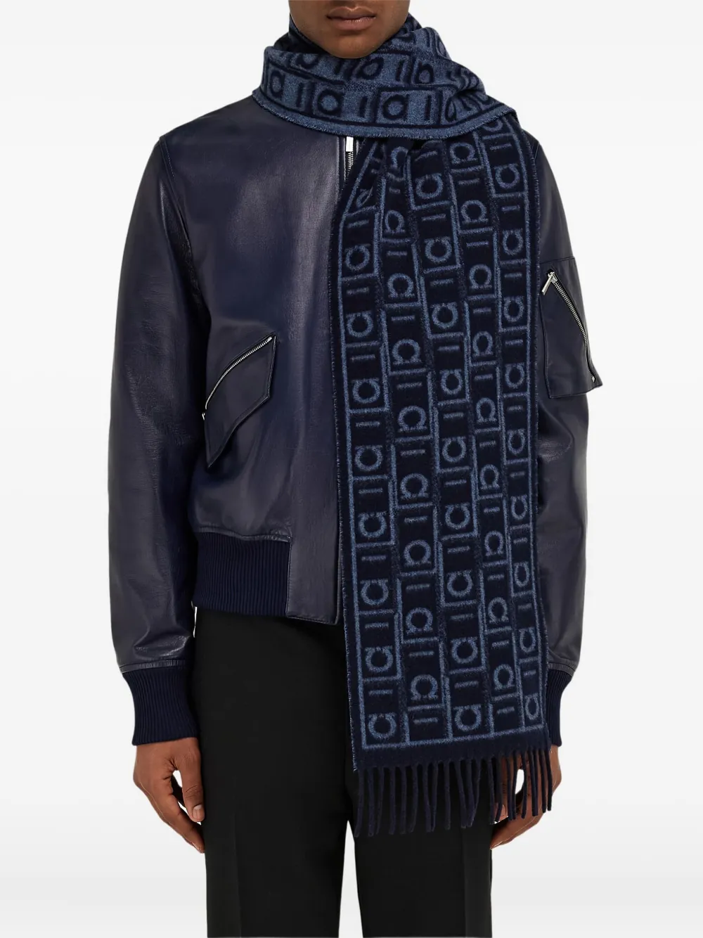 Шарф с бахромой и монограммой Ferragamo
Шарф с бахромой и монограммой Ferragamo