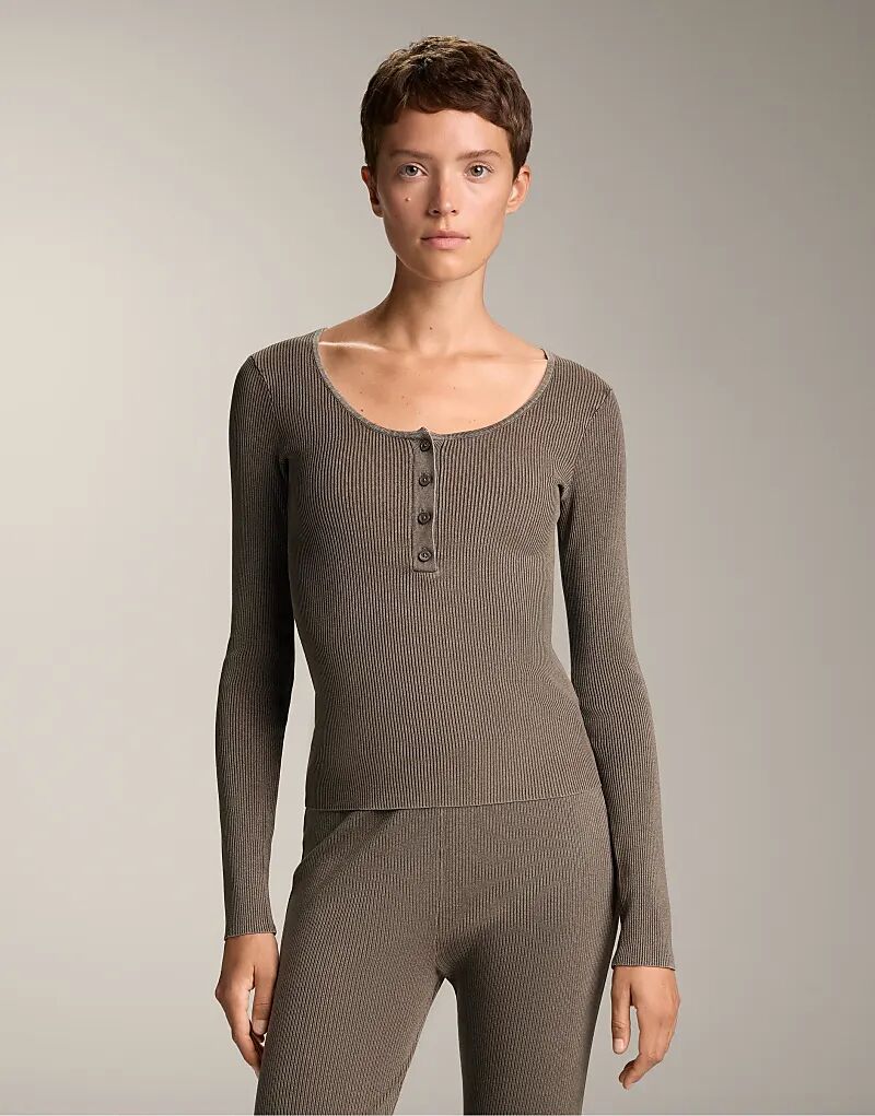 Футболка OYSHO с круглым вырезом и пуговицами серого цвета
Футболка OYSHO с круглым вырезом и пуговицами серого цвета