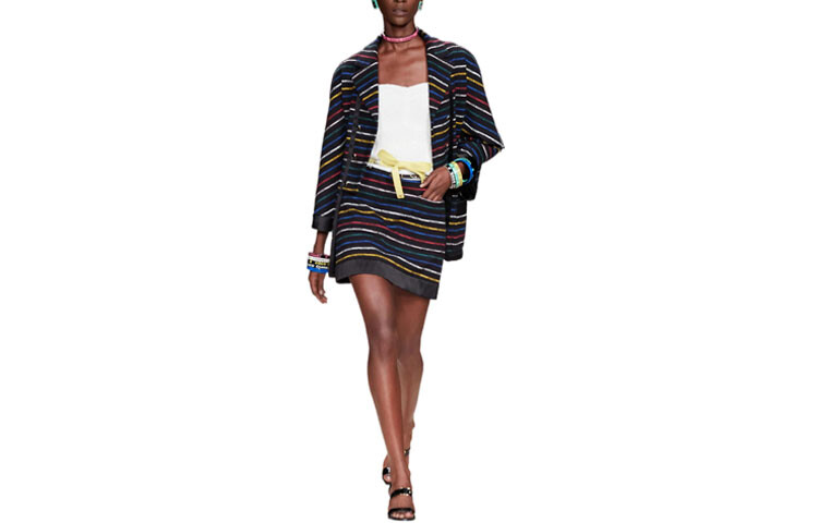 Деловой костюм женский черный Chanel
Деловой костюм женский черный Chanel