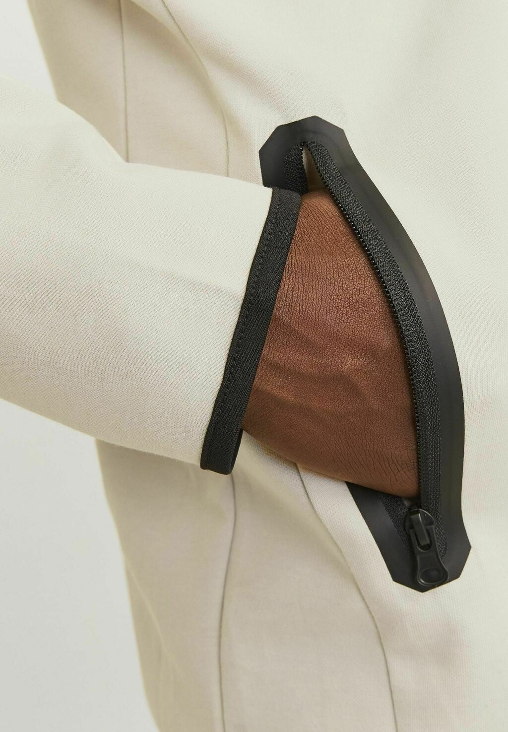 Толстовка на молнии JCOFUSION HOOD NOOS Jack & Jones, кремовый
Толстовка на молнии JCOFUSION HOOD NOOS Jack & Jones, кремовый