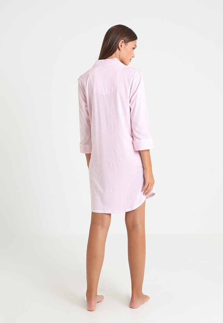Ночная рубашка HERITAGE 3/4 SLEEVE CLASSIC NOTCH COLLAR SLEEPSHIRT Lauren Ralph Lauren, розовый
Ночная рубашка HERITAGE 3/4 SLEEVE CLASSIC NOTCH COLLAR SLEEPSHIRT Lauren Ralph Lauren, розовый