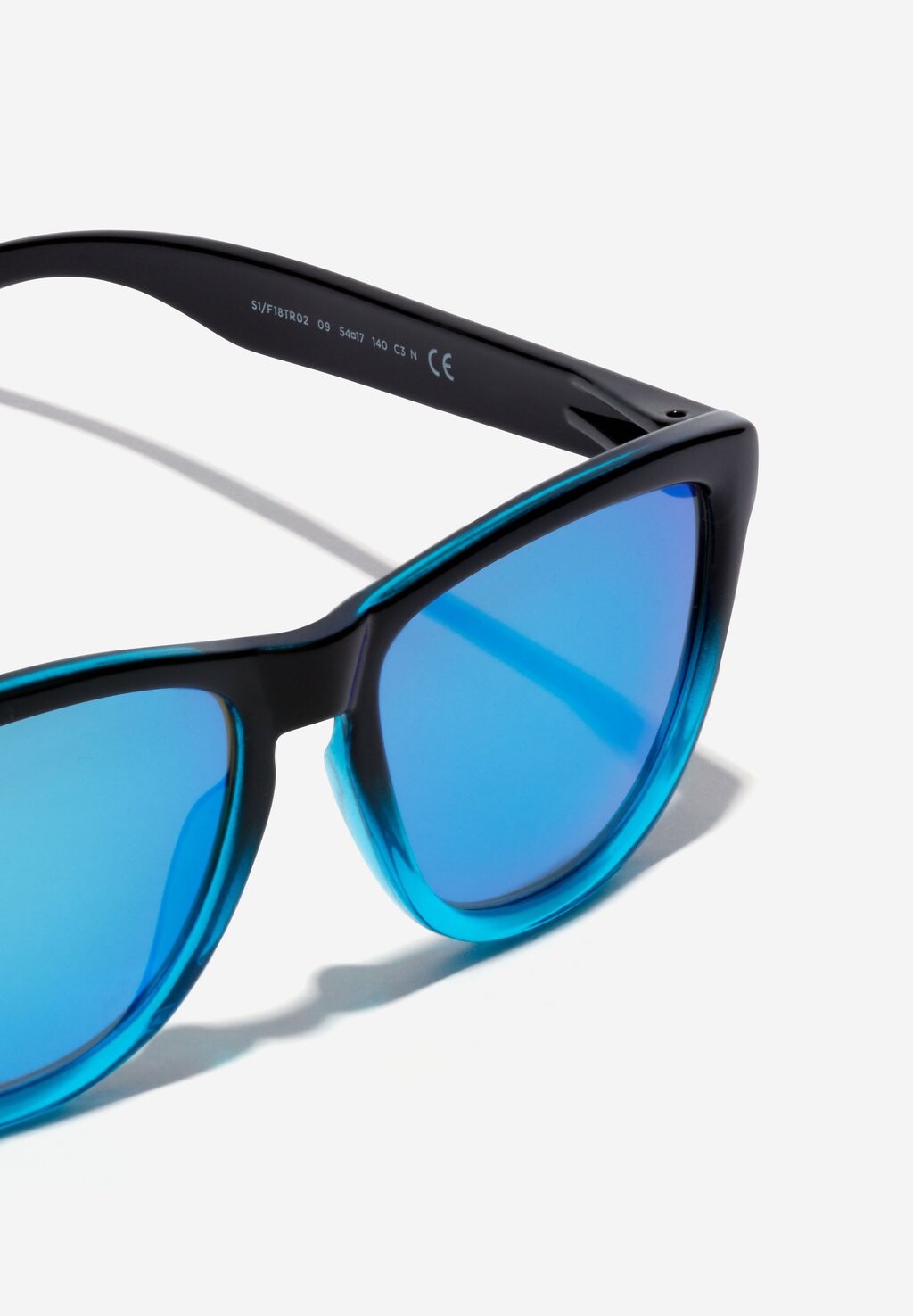 Солнцезащитные очки UNISEX Hawkers, черный
Солнцезащитные очки UNISEX Hawkers, черный