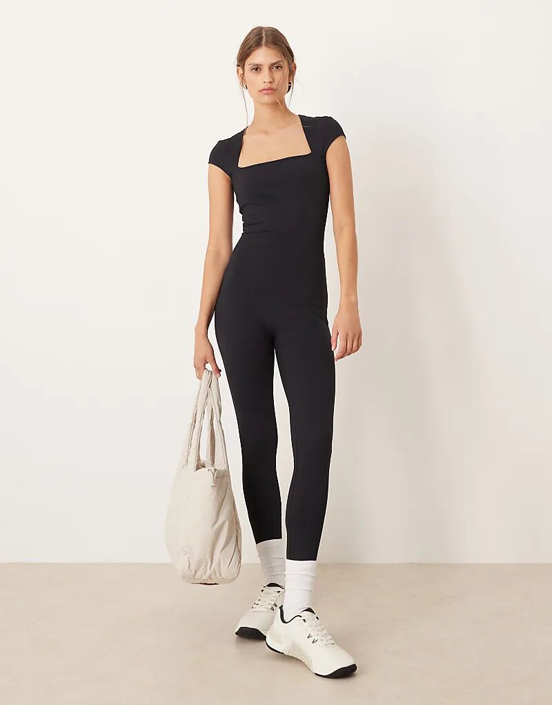 Длинный комбинезон OYSHO Comfortlux с квадратным вырезом черного цвета
Длинный комбинезон OYSHO Comfortlux с квадратным вырезом черного цвета