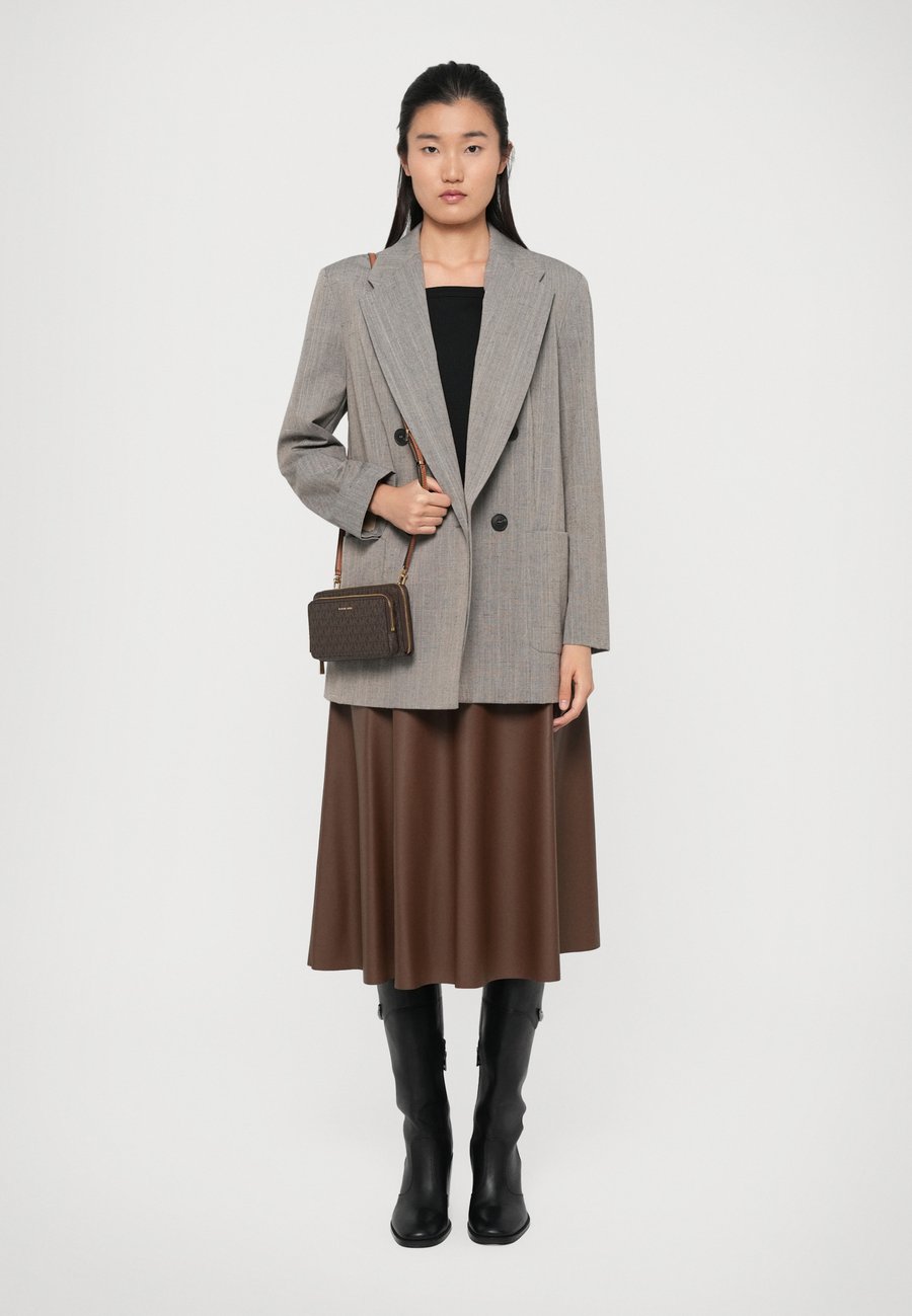 Сумка кросс-боди MICHAEL Michael Kors JET SET CONTINENTAL, Brown
Сумка кросс-боди MICHAEL Michael Kors JET SET CONTINENTAL, Brown