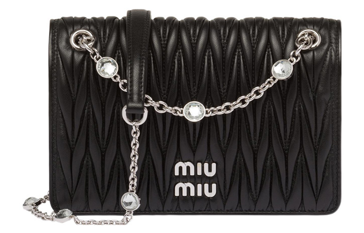 Мателессовая мягкая кожаная овчины сумка через плечо, женская черная MIU MIU
Мателессовая мягкая кожаная овчины сумка через плечо, женская черная MIU MIU