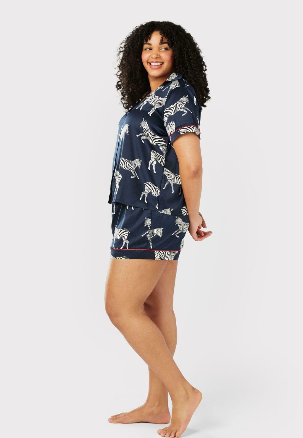 Комплект ночного белья CURVE MUSTARD ZEBRA PRINT V-NECK BUTTON UP SET Chelsea Peers, темно-синий
Комплект ночного белья CURVE MUSTARD ZEBRA PRINT V-NECK BUTTON UP SET Chelsea Peers, темно-синий