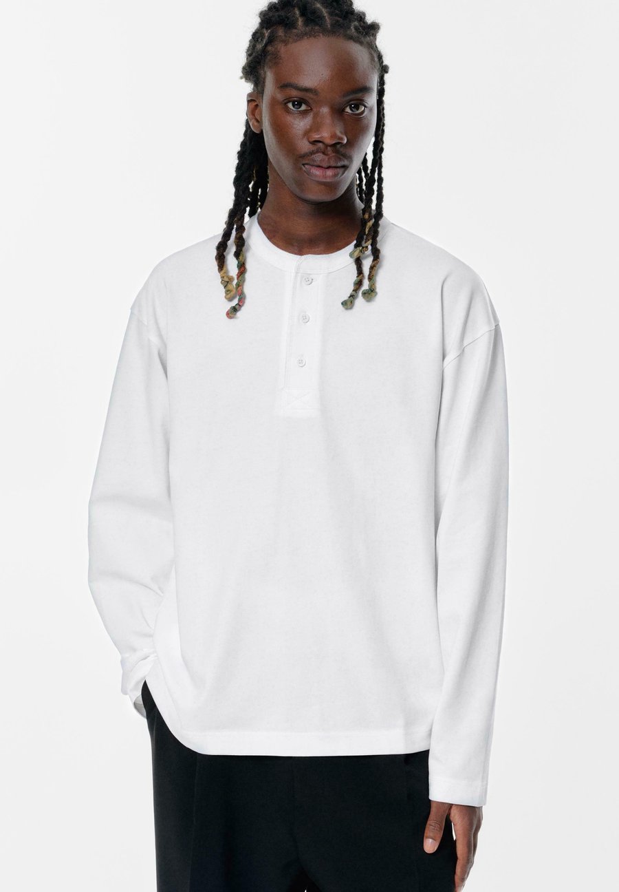 Топ PULL&BEAR WITH BUTTONS, White
Топ PULL&BEAR WITH BUTTONS, White