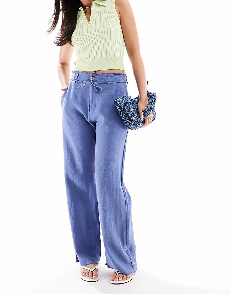 Широкие брюки Pull&Bear из льняной смеси с необработанным краем синего цвета
Широкие брюки Pull&Bear из льняной смеси с необработанным краем синего цвета