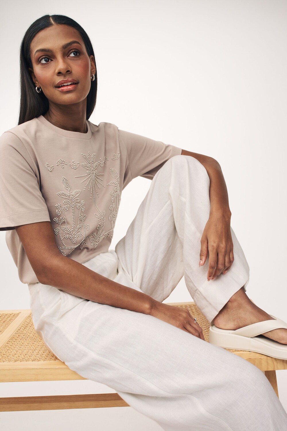 Футболка с короткими рукавами и аппликацией в виде пальмы из бисера Next, бежевый
Футболка с короткими рукавами и аппликацией в виде пальмы из бисера Next, бежевый