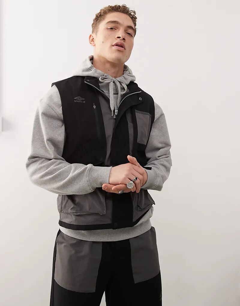 Жилет Umbro с несколькими карманами в черном и сером цвете
Жилет Umbro с несколькими карманами в черном и сером цвете