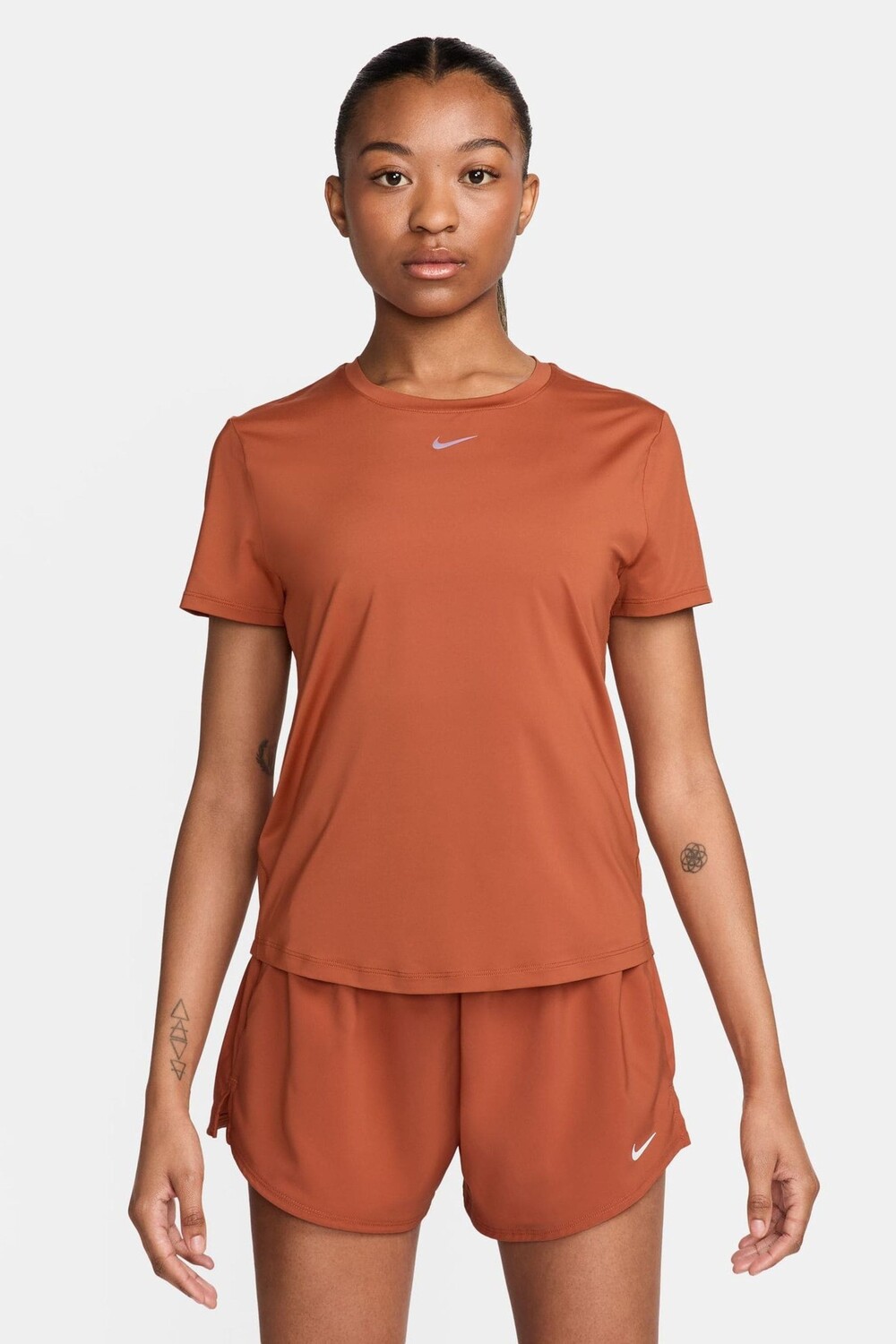 Один классический топ с короткими рукавами dri fit Nike, коричневый
Один классический топ с короткими рукавами dri fit Nike, коричневый