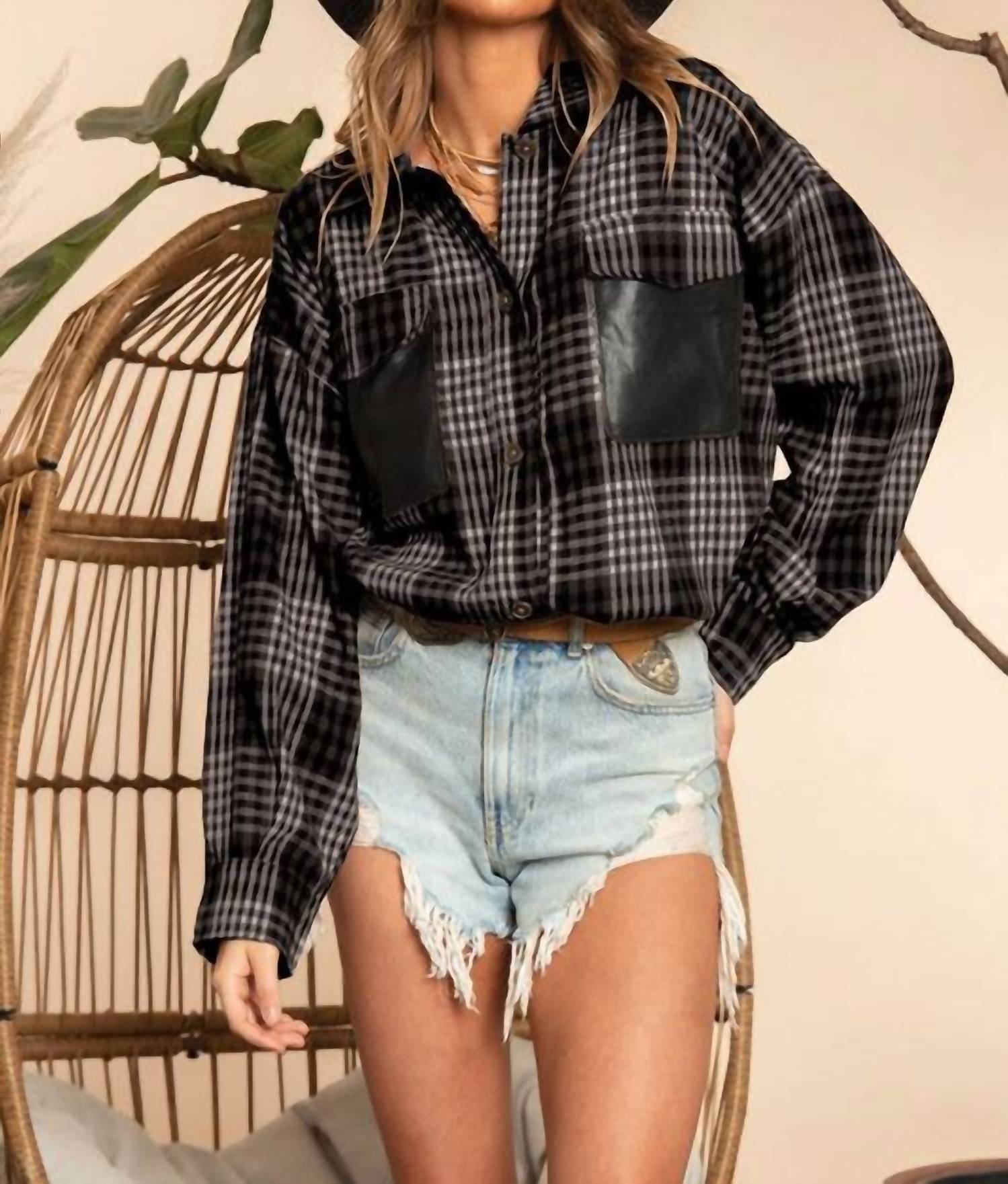 Черная фланелевая рубашка с карманами из искусственной кожи Blue Buttercup
Черная фланелевая рубашка с карманами из искусственной кожи Blue Buttercup