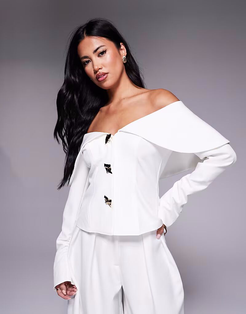 Блейзер с открытыми плечами с золотой фурнитурой цвета слоновой кости Asos Luxe
Блейзер с открытыми плечами с золотой фурнитурой цвета слоновой кости Asos Luxe