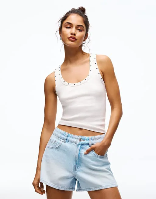 Bershka '90s denim shorts in light bue
Bershka '90s denim shorts in light bue