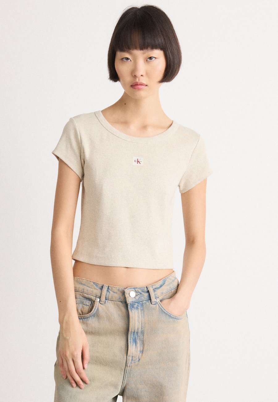 Футболка Calvin Klein Jeans LABEL BABY TEE, Vanilla Heather/Beige, Желтый, Футболка Calvin Klein Jeans LABEL BABY TEE, Vanilla Heather/Beige
Футболка Calvin Klein Jeans LABEL BABY TEE, Vanilla Heather/Beige, Желтый, Футболка Calvin Klein Jeans LABEL BABY TEE, Vanilla Heather/Beige