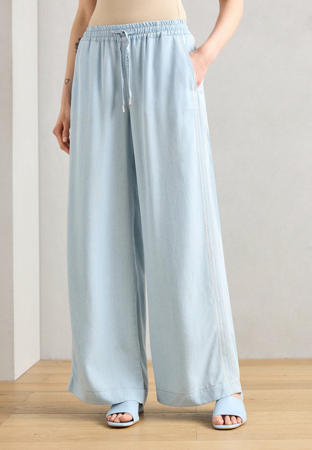 Расклешенные джинсы OLLIE Mos Mosh, светло-голубой
Расклешенные джинсы OLLIE Mos Mosh, светло-голубой