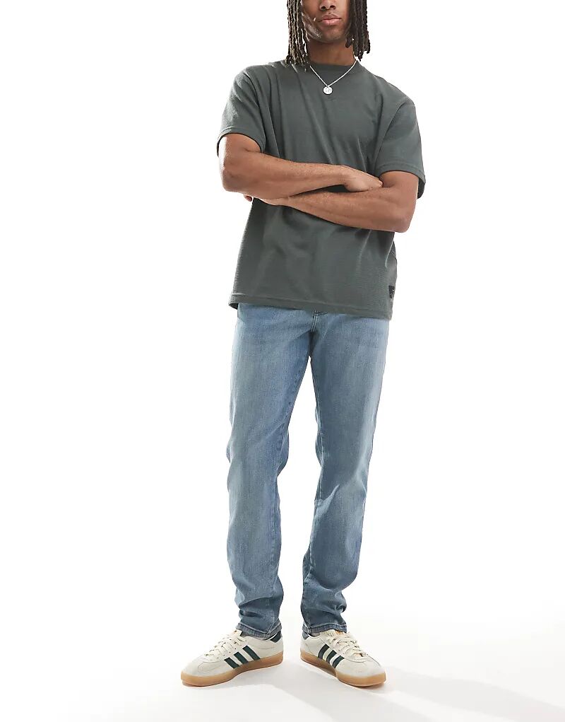 Джинсы Wrangler River классического зауженного кроя светло-голубого цвета
Джинсы Wrangler River классического зауженного кроя светло-голубого цвета