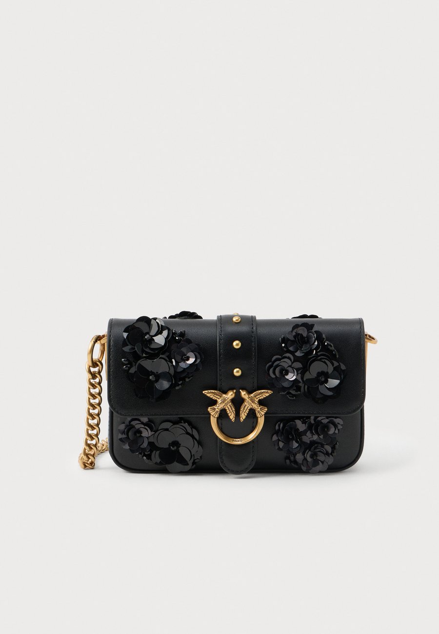 Сумка кросс-боди Pinko LOVE ONE SLOUCHY BABY RICAMO FIORE, Nero/Antique Gold-Coloured/Black
Сумка кросс-боди Pinko LOVE ONE SLOUCHY BABY RICAMO FIORE, Nero/Antique Gold-Coloured/Black