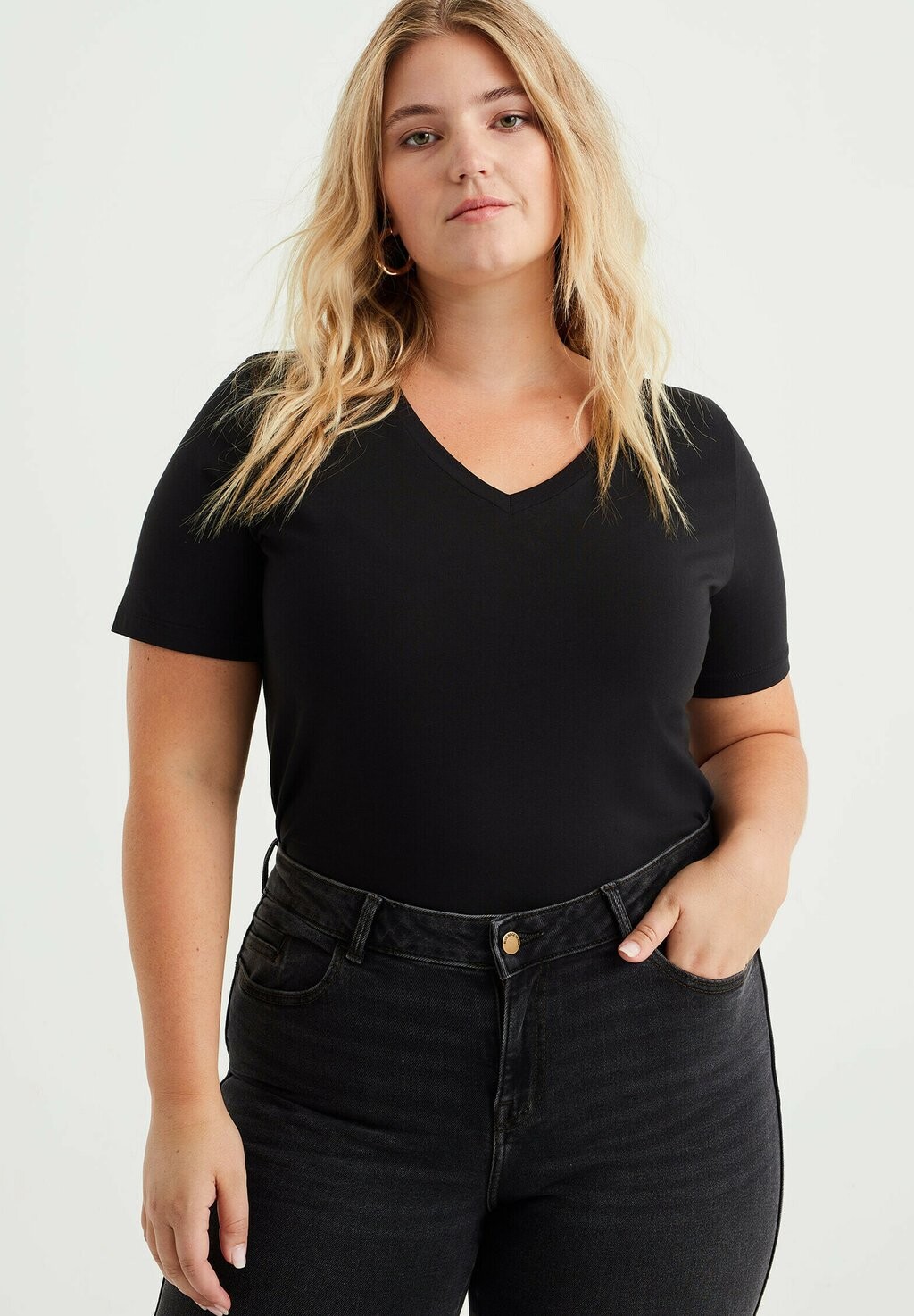 Базовая футболка WE Fashion, черный
Базовая футболка WE Fashion, черный