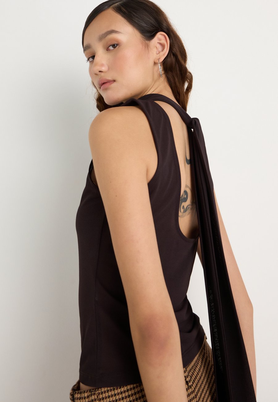 Блуза Gina Tricot Blouse, Dark Brown
Блуза Gina Tricot Blouse, Dark Brown