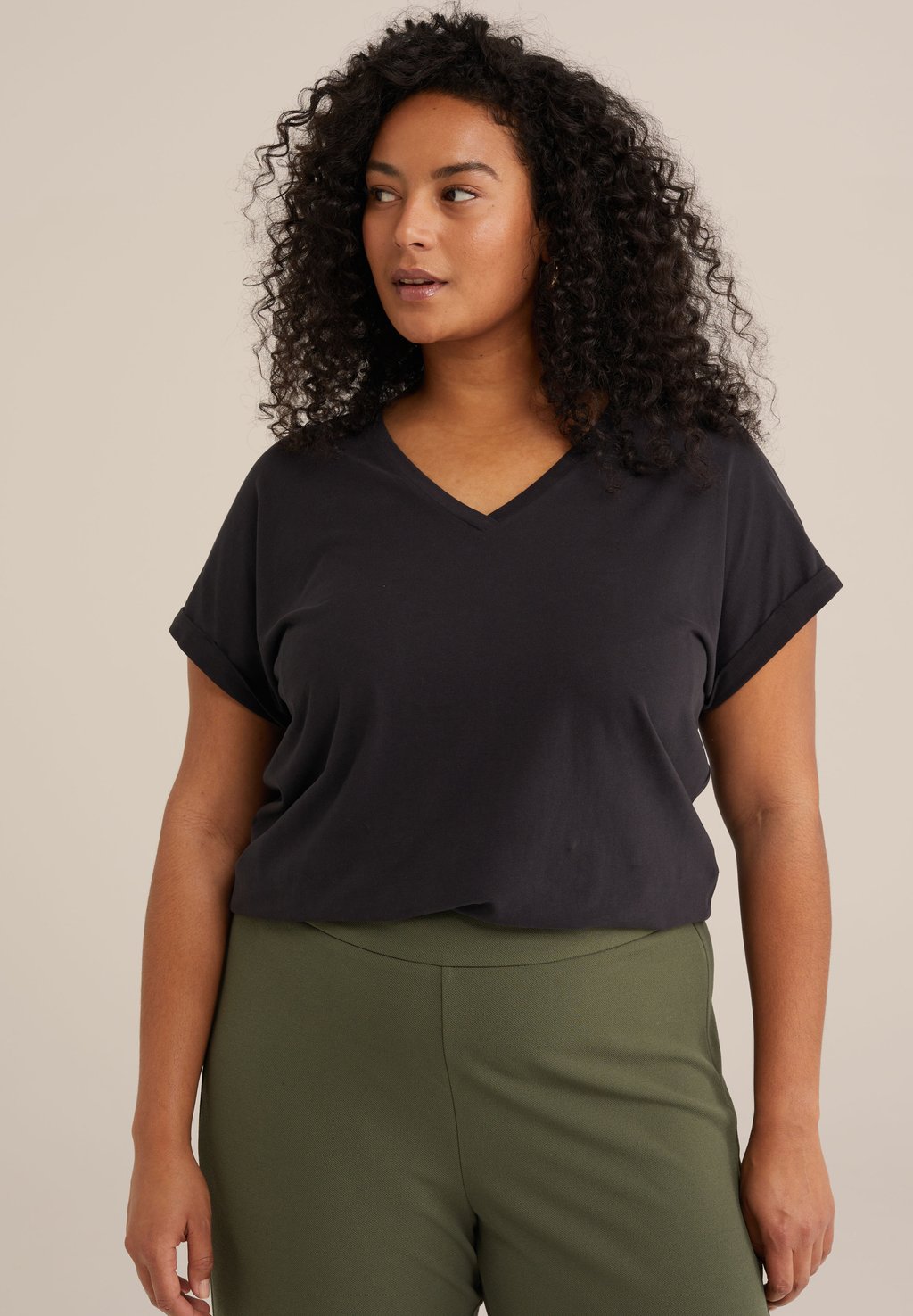 Базовая футболка CURVE WE Fashion, черный
Базовая футболка CURVE WE Fashion, черный