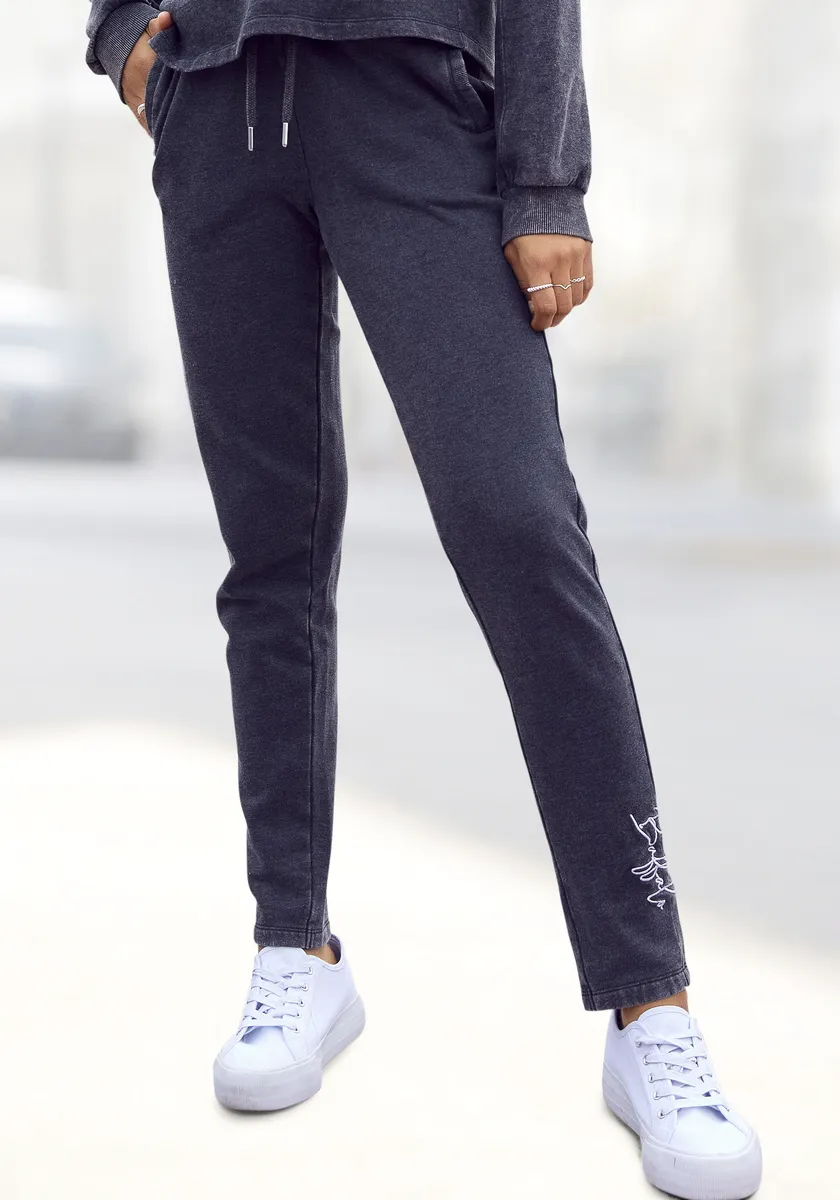 Спортивные брюки Buffalo с вышивкой логотипа, костюм для отдыха, черный
Спортивные брюки Buffalo с вышивкой логотипа, костюм для отдыха, черный