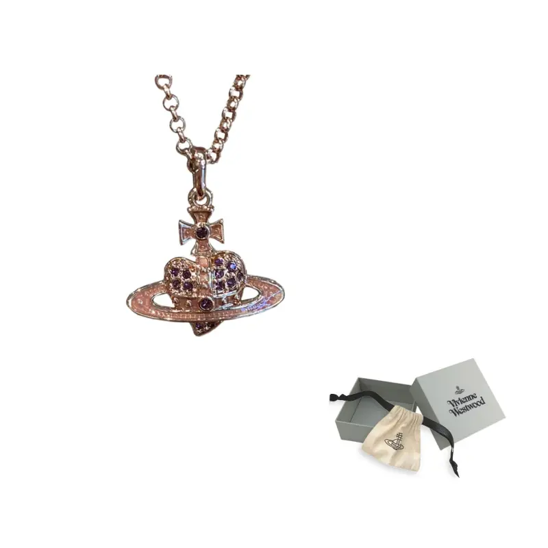 Vivienne Westwood Металлическое ожерелье с дизайном перевернутого сердца Сатурна унисекс Rose Gold/Purple Diamond
Vivienne Westwood Металлическое ожерелье с дизайном перевернутого сердца Сатурна унисекс Rose Gold/Purple Diamond