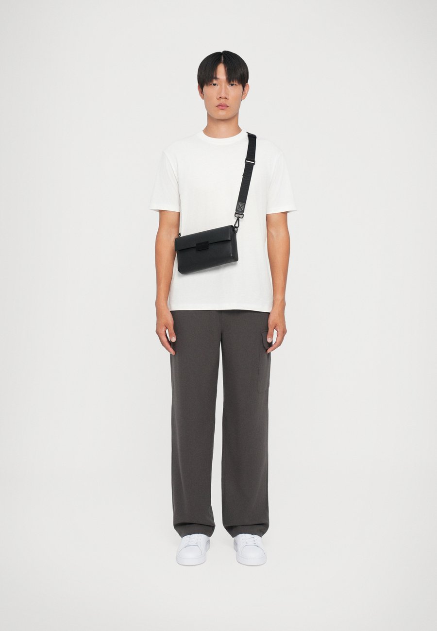 Сумка кросс-боди Armani Exchange NIGHT LAB CROSSBODY UNISEX, Black
Сумка кросс-боди Armani Exchange NIGHT LAB CROSSBODY UNISEX, Black