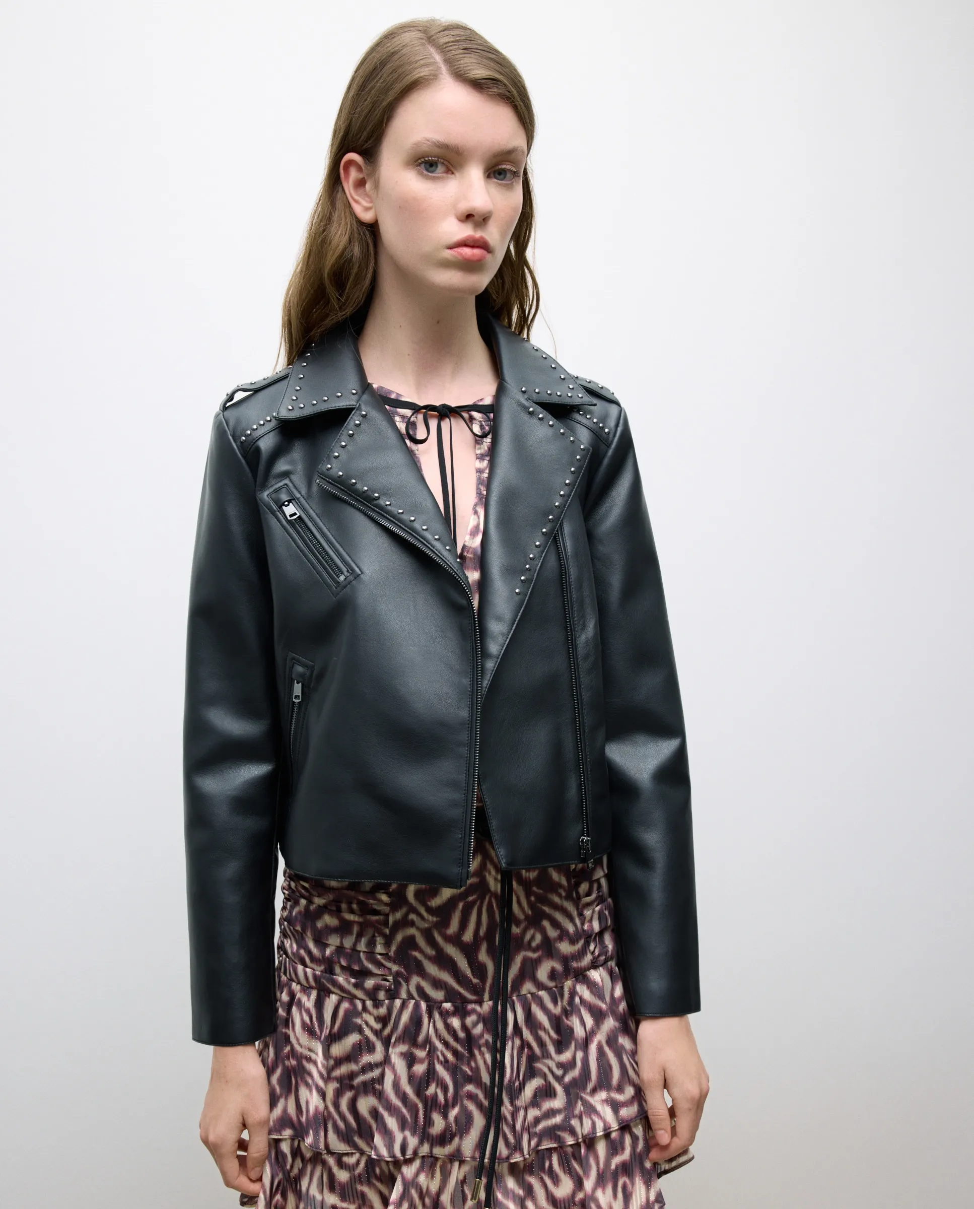 Женская кожаная байкерская куртка с отворотами и заклепками Tintoretto, черный
Женская кожаная байкерская куртка с отворотами и заклепками Tintoretto, черный