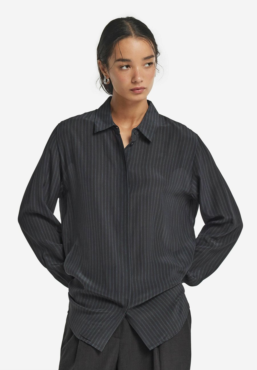 Блуза Falconeri Button-down blouse, Stampa Riga Nero/Anthracite
Блуза Falconeri Button-down blouse, Stampa Riga Nero/Anthracite