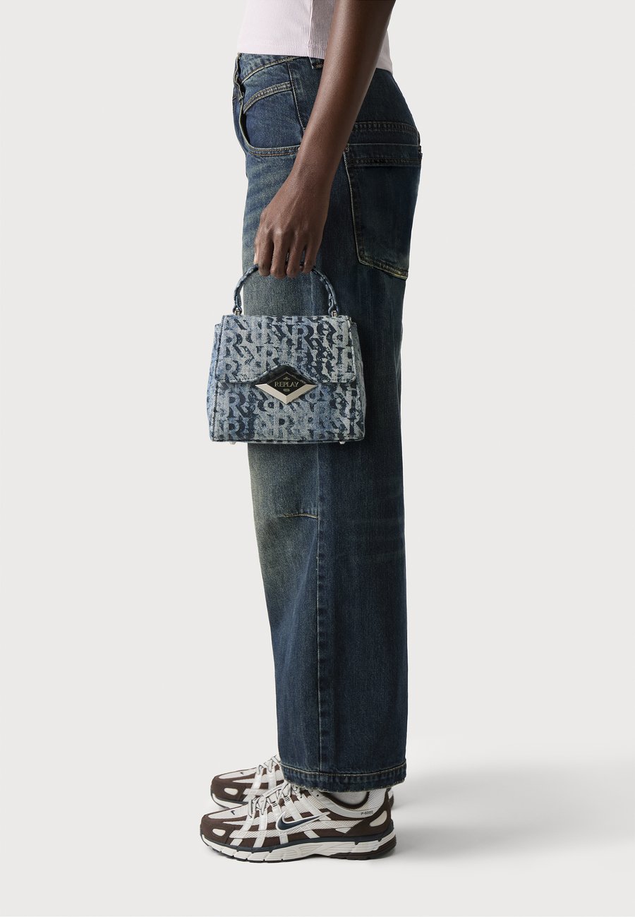 Сумка Replay SHEILA MONOGRAM TOP HANDLE BAG, Light Denim/Blue Denim
Сумка Replay SHEILA MONOGRAM TOP HANDLE BAG, Light Denim/Blue Denim