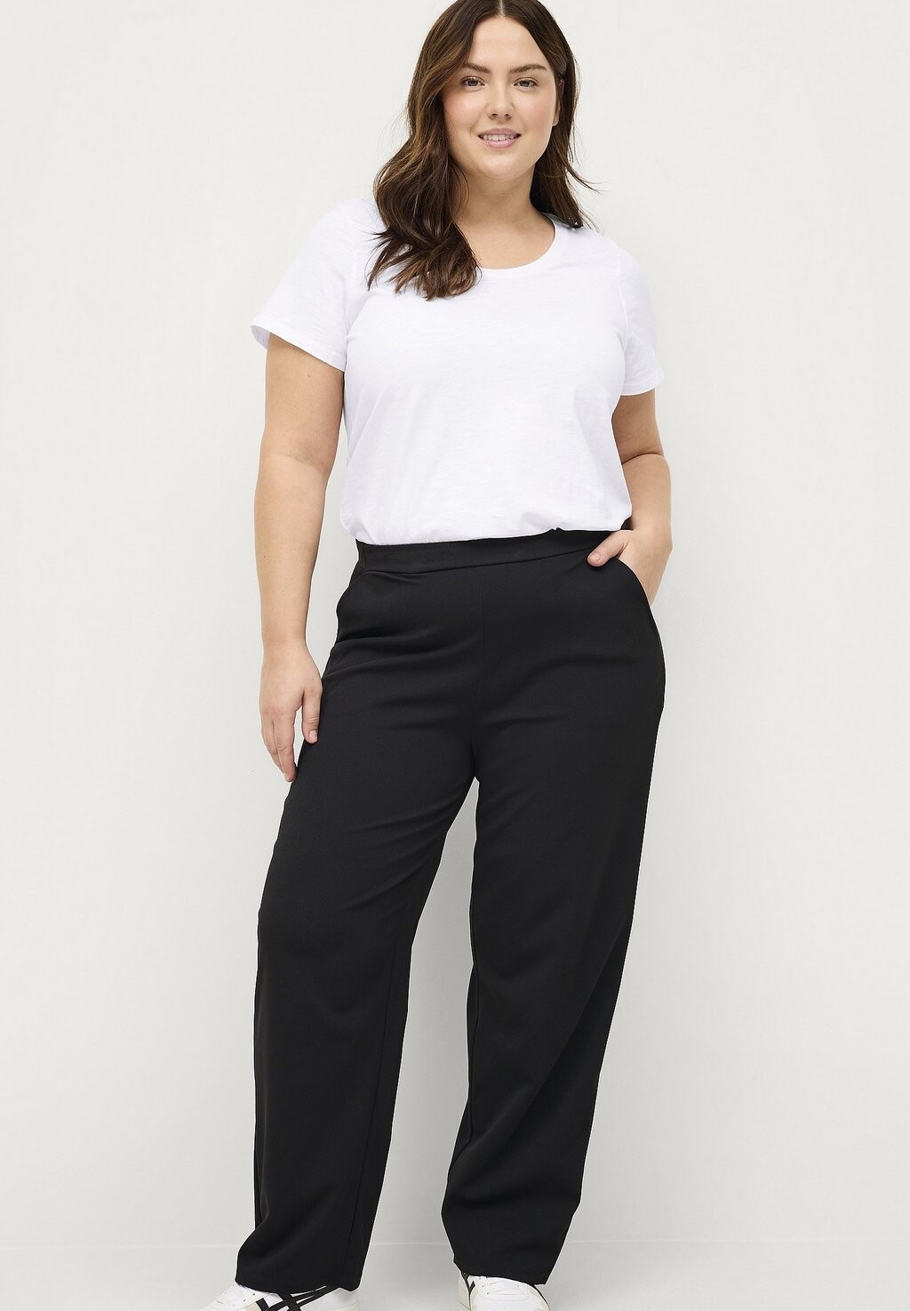 Базовая футболка Ellos Plus collection, белый
Базовая футболка Ellos Plus collection, белый