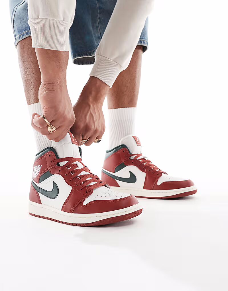 Кроссовки Air Jordan 1 Mid красного и зеленого цветов Nike
Кроссовки Air Jordan 1 Mid красного и зеленого цветов Nike