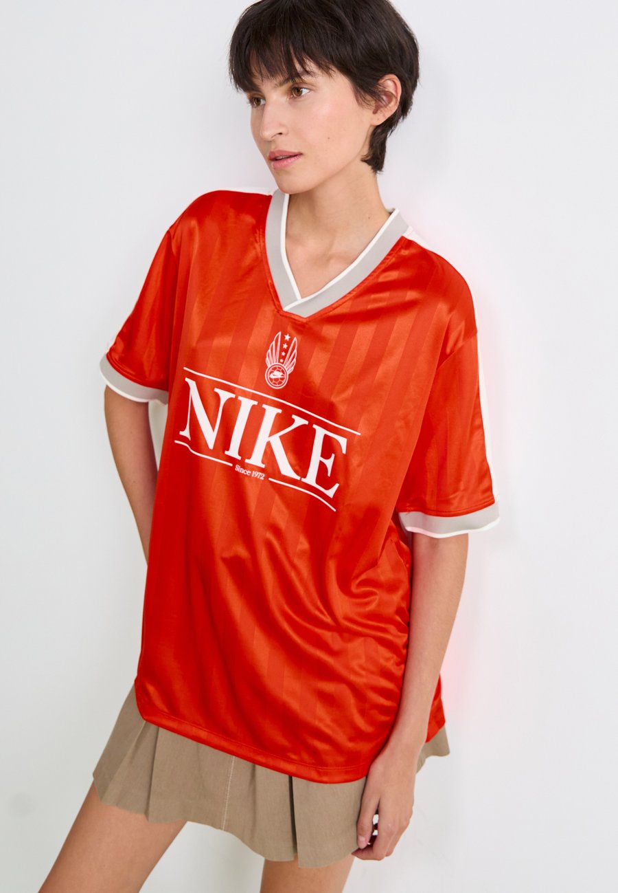Футболка Nike Sportswear V NECK, Picante Red Sail Midnight Navy Sail /Red, Красный, Футболка Nike Sportswear V NECK, Picante Red Sail Midnight Navy Sail /Red
Футболка Nike Sportswear V NECK, Picante Red Sail Midnight Navy Sail /Red, Красный, Футболка Nike Sportswear V NECK, Picante Red Sail Midnight Navy Sail /Red