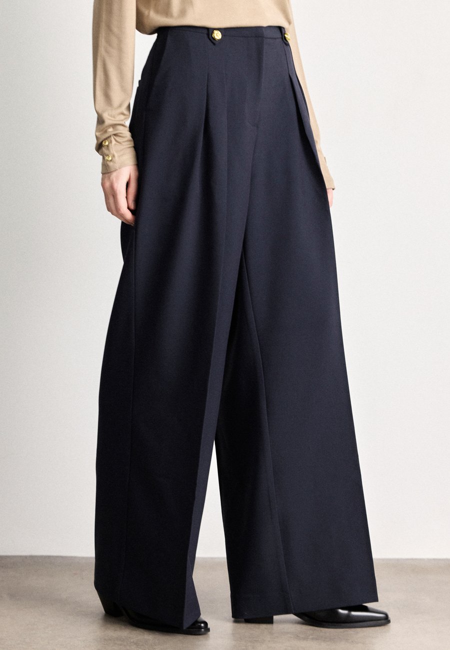Брюки Barbour AVERY WIDE LEG TROUSERS, Dark Navy/Dark Blue
Брюки Barbour AVERY WIDE LEG TROUSERS, Dark Navy/Dark Blue
