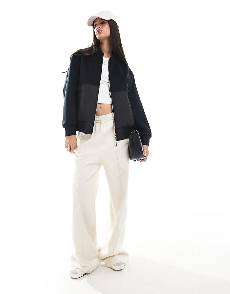 Куртка-бомбер Armani Exchange черного цвета
Куртка-бомбер Armani Exchange черного цвета