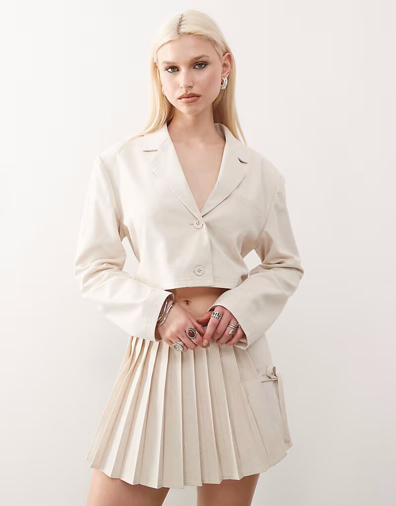 COLLUSION укороченный тканый блейзер с завязками сзади в каменном цвете - STONE
COLLUSION укороченный тканый блейзер с завязками сзади в каменном цвете - STONE