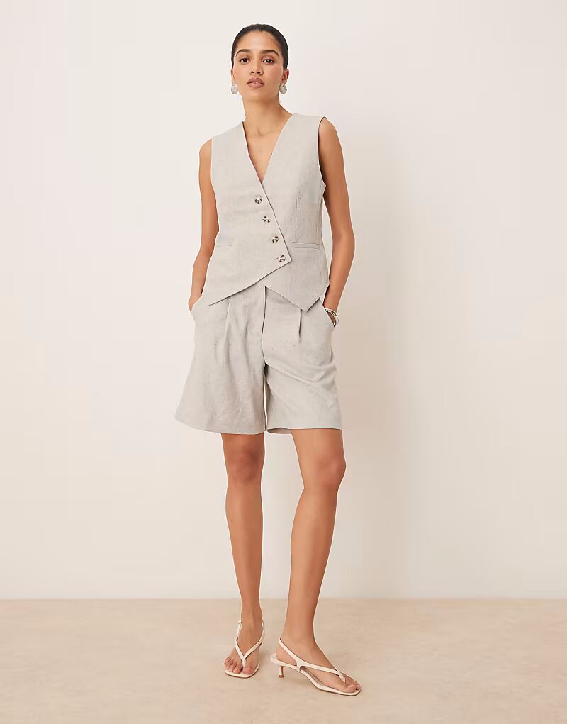 Укороченный комбинезон YAS со складками спереди, светло-серый меланж
Укороченный комбинезон YAS со складками спереди, светло-серый меланж