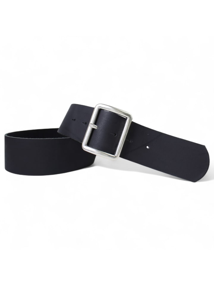 Женский кожаный ремень, прямоугольный, черного цвета FRONHOFER
Женский кожаный ремень, прямоугольный, черного цвета FRONHOFER