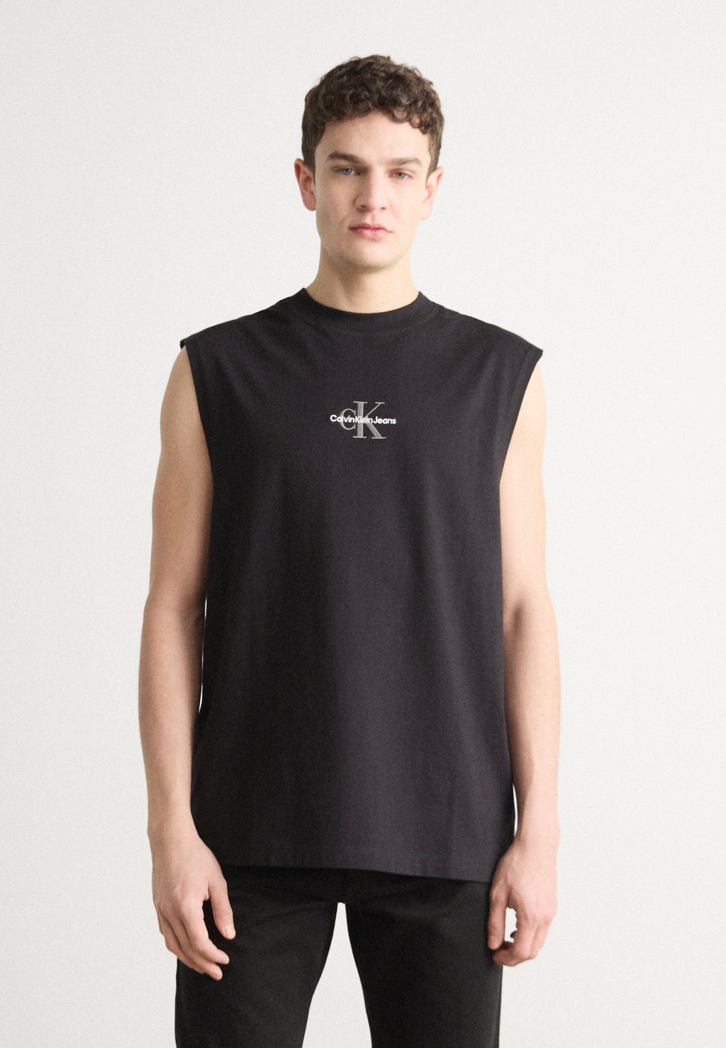 Топ MONOLOGO SLEEVELESS TEE Calvin Klein Jeans, черный
Топ MONOLOGO SLEEVELESS TEE Calvin Klein Jeans, черный