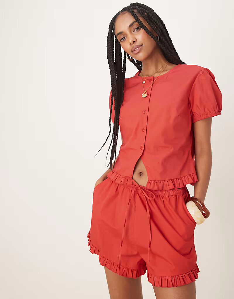 Комбинируемые шорты с оборками красного цвета Asos Design
Комбинируемые шорты с оборками красного цвета Asos Design