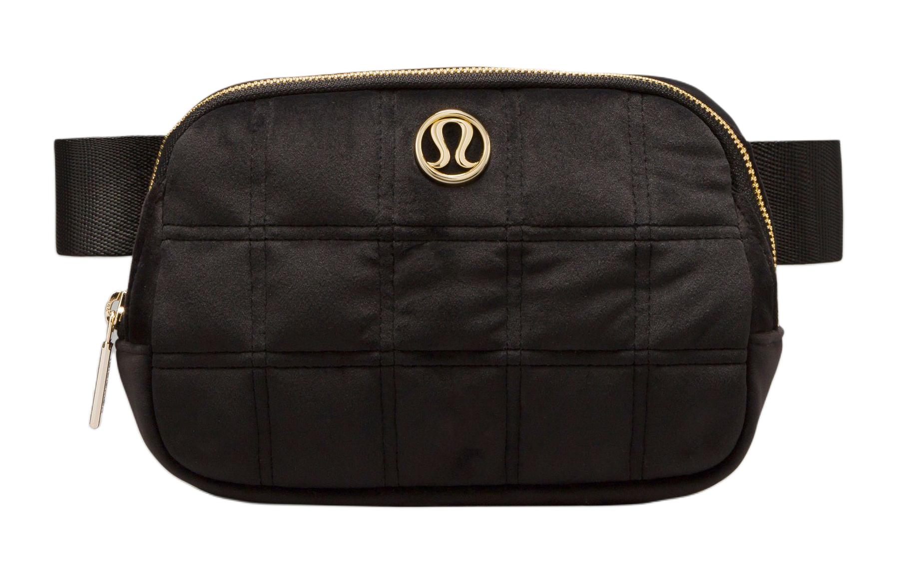 Lululemon Повседневная сумка-слинг из флиса через плечо унисекс черная с золотом, Black & Gold
Lululemon Повседневная сумка-слинг из флиса через плечо унисекс черная с золотом, Black & Gold