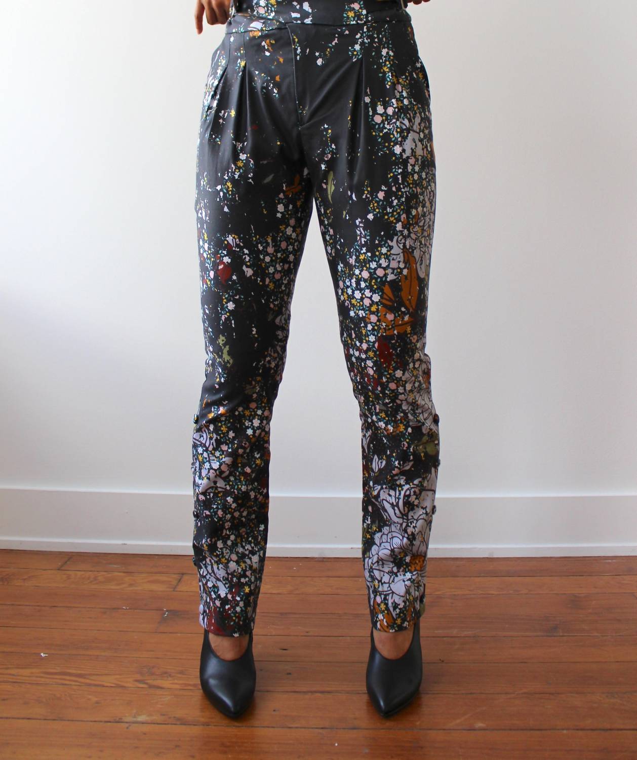 Потертые плиссированные брюки с винтажным цветочным принтом KAWAkEY, цвет vintage floral print
Потертые плиссированные брюки с винтажным цветочным принтом KAWAkEY, цвет vintage floral print