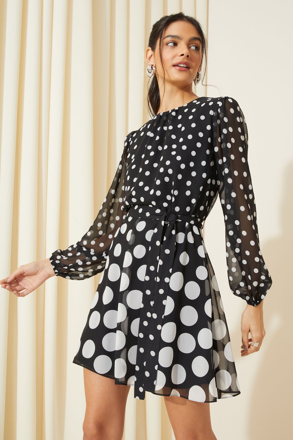 Каскадное шифоновое мини-платье с поясом Friends Like These, черный
Каскадное шифоновое мини-платье с поясом Friends Like These, черный